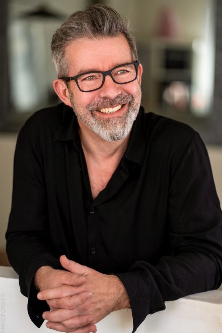 Gaël Chatelain-Berry est un conférencier, auteur et podcasteur reconnu, spécialisé dans le management bienveillant et le bien-être au travail.
